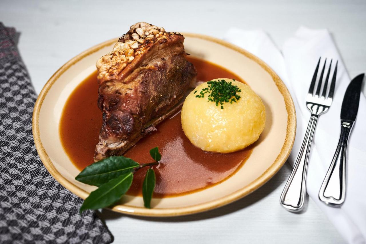 Der Schwan Hotel & Restaurant Schwanstetten エクステリア 写真