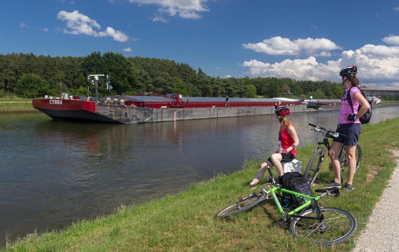 Der Schwan Hotel & Restaurant Schwanstetten エクステリア 写真